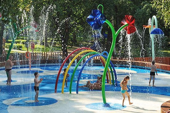 fallzone-splash-pad playground surfacing